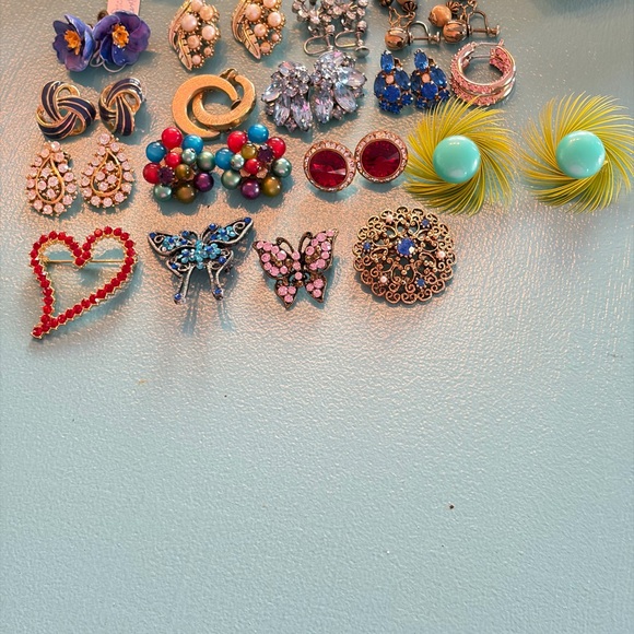 Red Heart-Shaped Velvet Box filled with earrings and brooches. - Picture 5 of 5